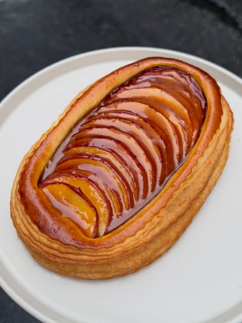 Folhado dourado com finas fatias de fruta