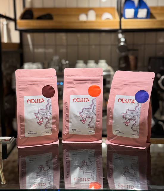 Três pacotes de café da Odara em embalagens cor-de-rosa